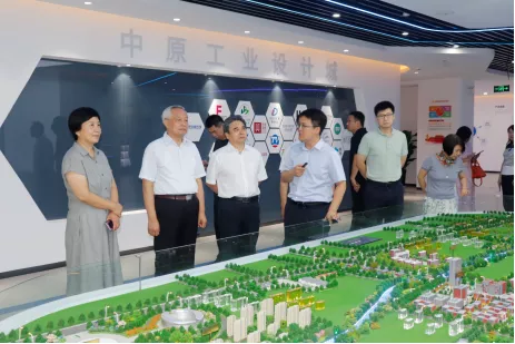 省政協(xié)常委、省政協(xié)港澳臺僑和外事委員會主任楊京偉一行蒞臨中原工業(yè)設(shè)計城參觀考察