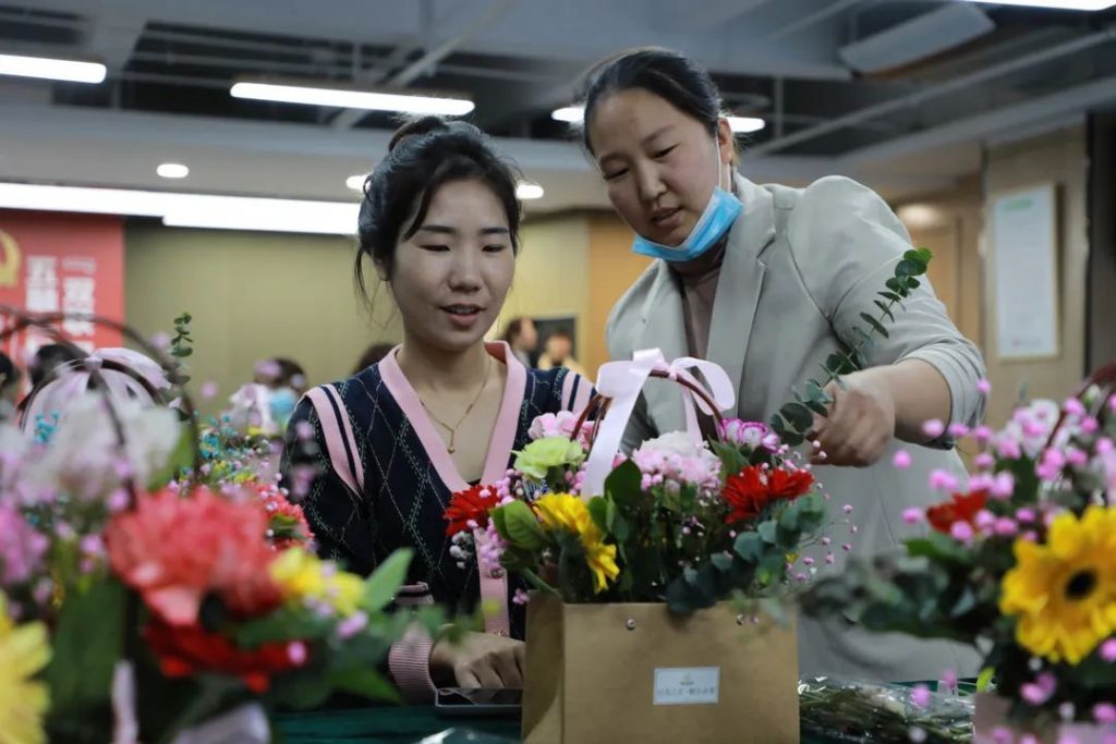剪去浮華 | 中原工業(yè)設(shè)計城成功舉辦“以花之名·贈爾余香”花藝沙龍活動