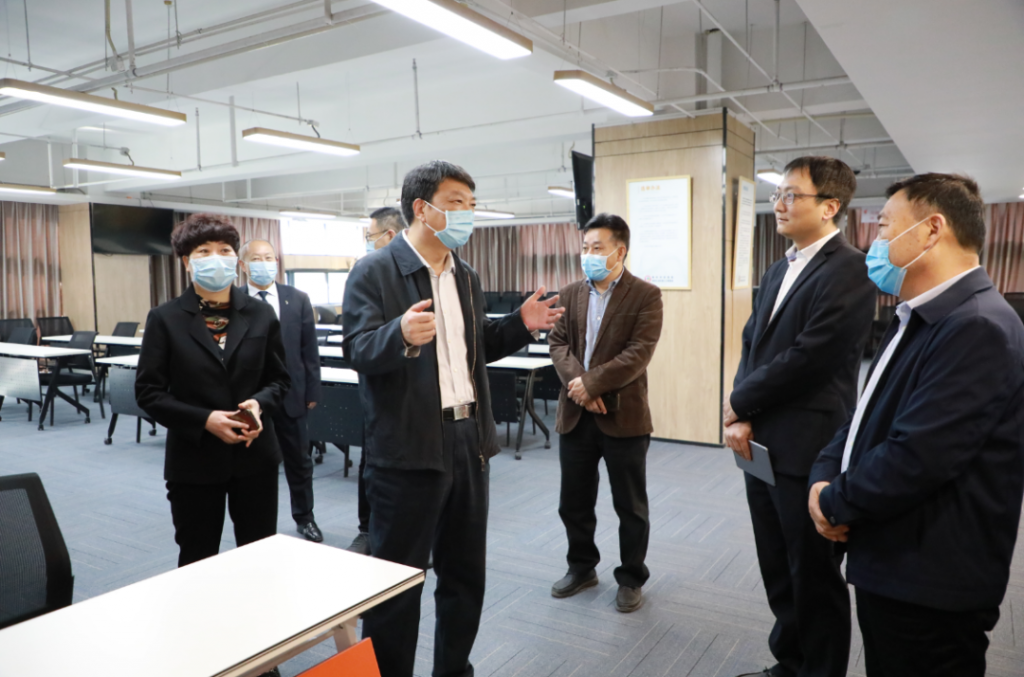焦作市委常委、統戰部部長董炳麓一行蒞臨中原工業設計城參觀調研